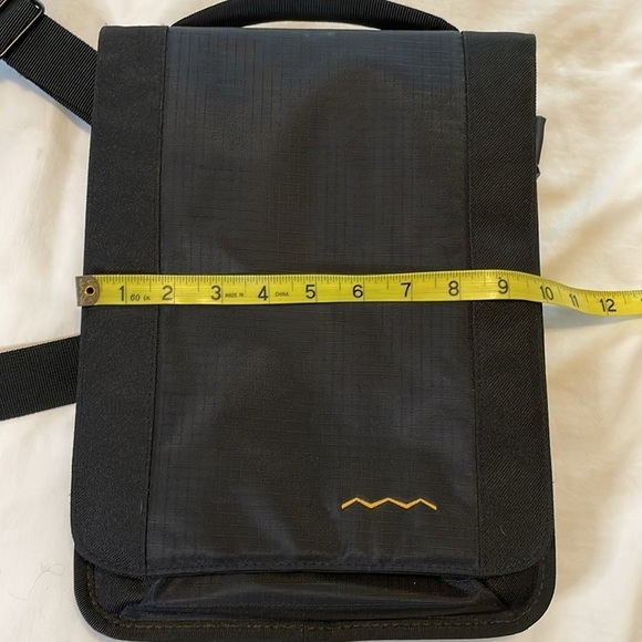 HIGHER GROUND Profile Slim Top Loading Compact‎ Shoulder Bag for Tablet Laptop - Picture 9 of 12